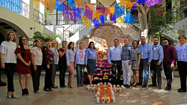 01 DEDICAN ALTAR DE MUERTOS A LA PROFESORA CONCEPCIÓN “CONCHITA” OLACHEA .. (1).JPG