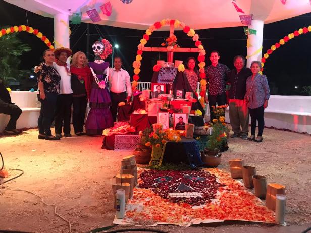 02 LA DELEGACIÓN DE CABO SAN LUCAS INSTALA ALTAR DE MUERTOS EN MEMORIA DE EX-COLABORADORES..jpeg