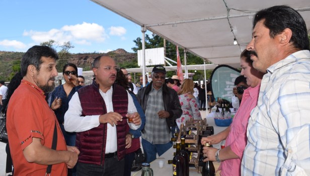 Con el segundo lugar de la Cata del Vino Misional Los Comondú 2018.jpg