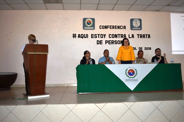 La presidenta de DIF, maestra Claudia Gonzalez Armenta, presidenta de DIF presidio la Conferencia con el tema Aqui Estoy contra trata de personas..JPG