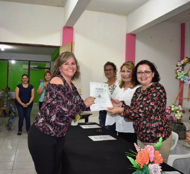 La presidenta de DIF Municipa, Claudia Gonzalez Armenta, entrego reconocimiento a las alumnas que terminaron el curso de coronas  con el apoyo de ICATEBCS.JPG