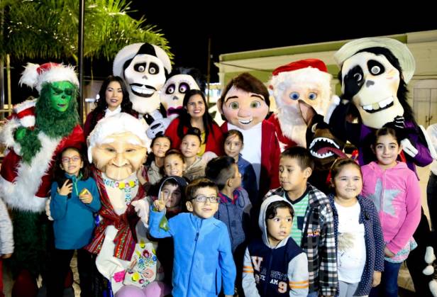 01 LLEGA EL ESPIRITU NAVIDEÑO A LA DELEGACIÓN DE SANTIAGO CON ENCENDIDO DEL ÁRBO.jpeg