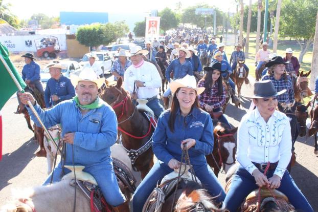 Encabeza la Alcaldesa Arely Arce la tradicional cabalgata Loreto-San Javier.JPG
