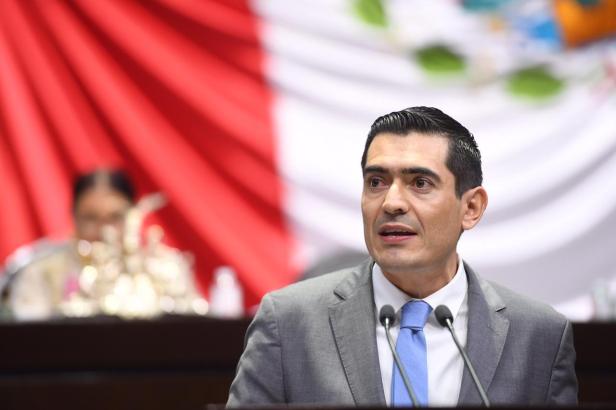 rigo en tribuna.jpeg