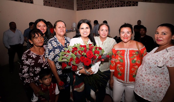 01 Alcaldesa ofrece convivio con Comité de Participación Ciudadana de Ampliación Santa Rosa