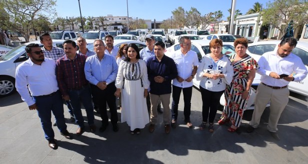01 Entrega Alcaldesa Armida Castro 171 vehículos oficiales a dependencias del H. XIII Ayuntamiento de Los Cabos..JPG