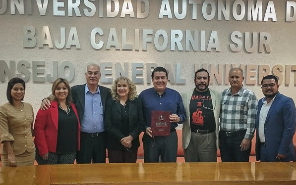 03 Regidores de Los Cabos entregan a la UABCS Acervo Histórico de la Revista Madera. jpg