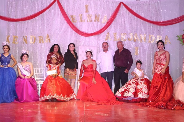 Coronan a Elena I como reina de las fiestas patronales de San José Obrero.jpg