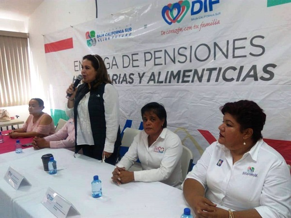 La presidenta de SEDIF Gabriela Velazquez de Mendoza, entrego pensiones umanitarias a personas con Discapacidad y Adultos Mayores