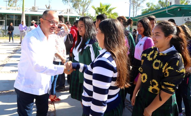 WVA, asistió como testigo de honor al acto protocolario de entrega de becas “Benito Juárez”2