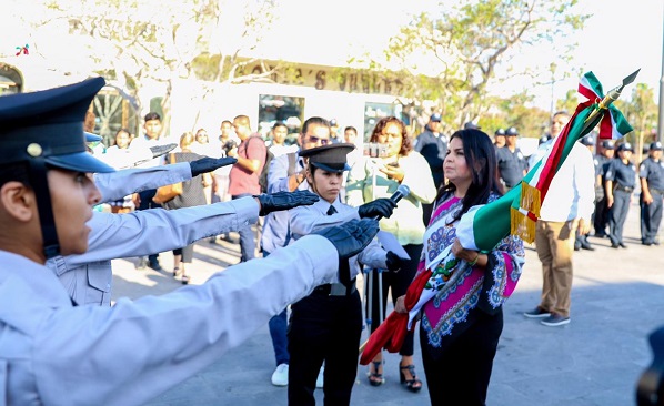 02 Abanderan a escoltas oficiales de instituciones educativas del municipio de Los Cabos .