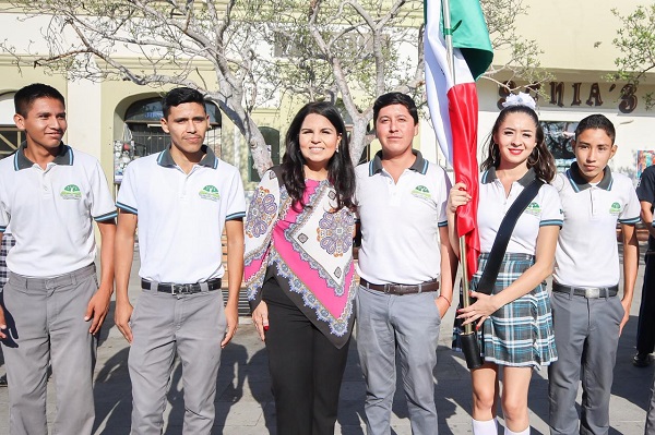 02 Abanderan a escoltas oficiales de instituciones educativas del municipio de Los Cabos.