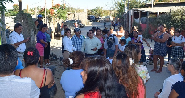 03 Encabeza Instituto de las Mujeres del Municipio de Los Cabos reunión informativa con vecins de la colonia Cactus en CSL.jpg