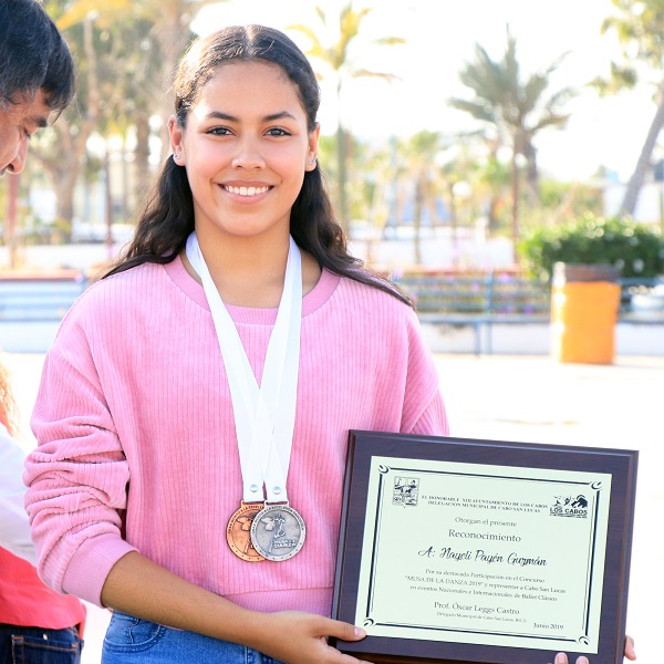 05 Reconocen a talentosa y destacada bailarina cabeña