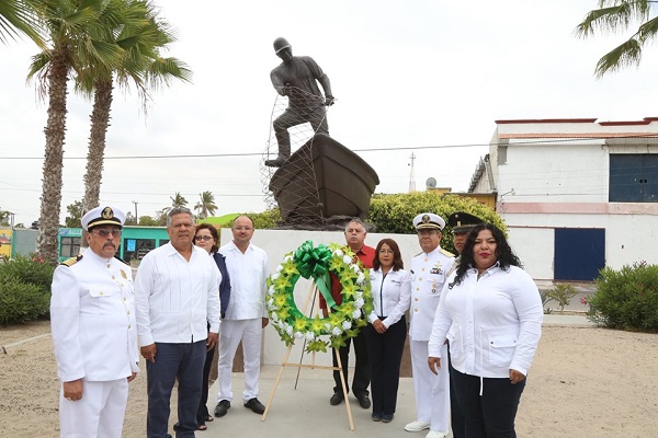 Conmemoran el Día de la Marina en Puerto San Carlos3.jpg
