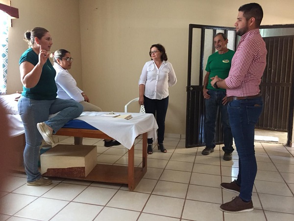 Continúa la Presidenta Honoraria, maestra Claudia González Armenta realizando recorrido por áreas de DIF en Comondú.jpg