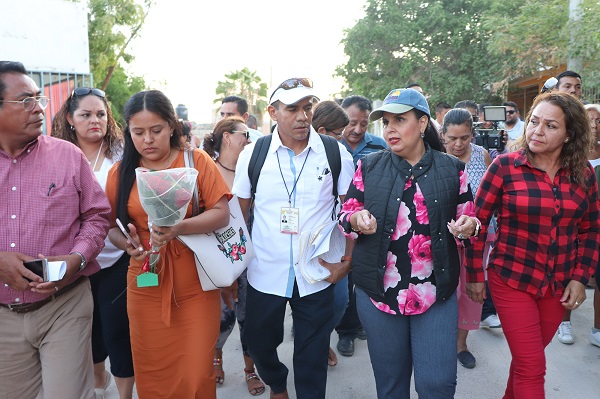 01 Alcaldesa de Los Cabos escucha de cerca las necesidades de Vecinos De Villas.