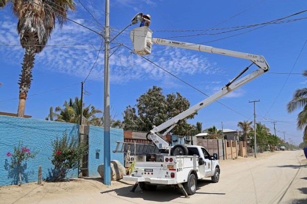 02 Servicios Públicos trabaja en más de 9 mil lamparas para mantener iluminadas las calles de Los Cabos.JPG