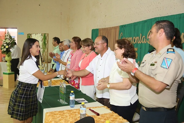 Alcalde Walter Valenzuela invitado de honor en la graduación del CBTa 294i