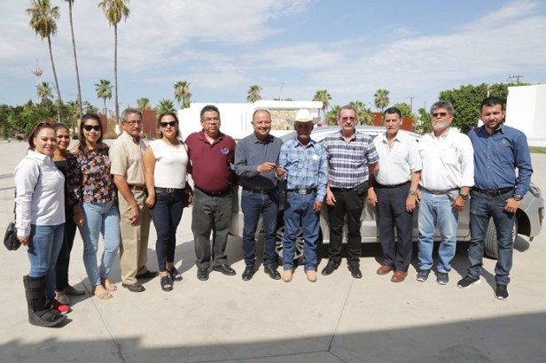 Alcalde Walter Valenzuela y Director de OOSAPAS entregan premios del sorteo a usuarios cumplidos1