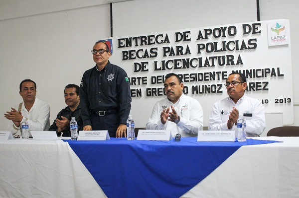 ENTREGA DE BECAS (2)