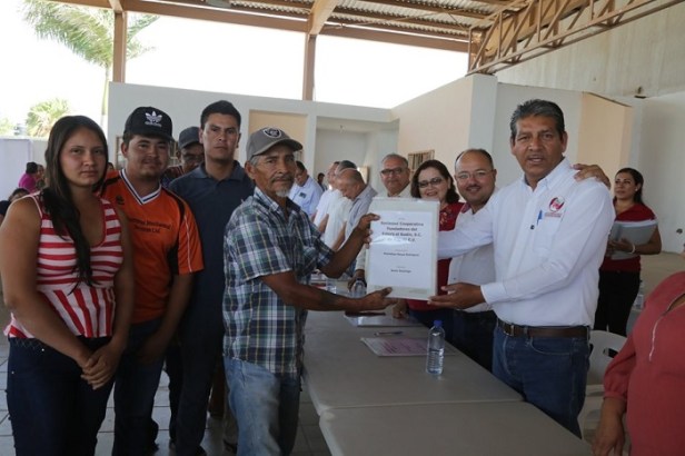 Entregan documentación para 20 cooperativas acuícolas en Comondú1.jpg