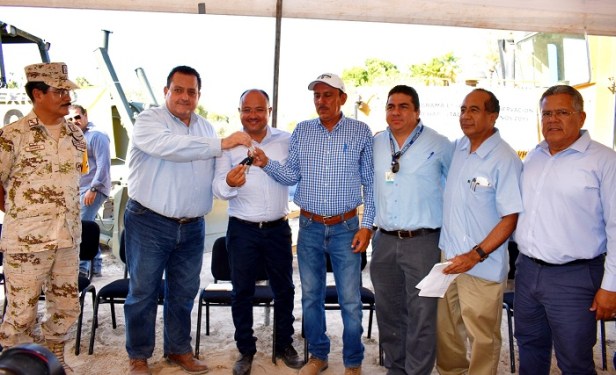 San Isidro B.C.S.  en la gira del gobernador Carlos Mendoza Davis y el alcalde Dr. Jose Walter Valenzuela, se entrego una flamante ambulancia con todos los servicios al Subdelegado.JPG