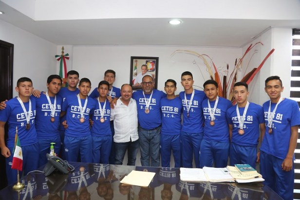 Walter Valenzuela felicita a jóvenes del CETIS 81, ganadores del campeonato nacional de futbol interprepas.jpg