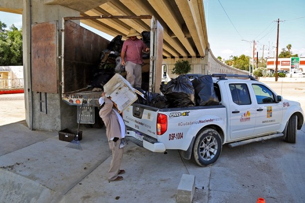 01 Gobierno Municipal retira 10 toneladas de basura del Estero de San José del Cabo.JPG