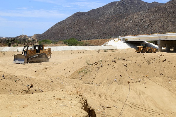 02 En Puerto Nuevo Servicios Públicos continúa con el desazolve del arroyo “El Pedregal”