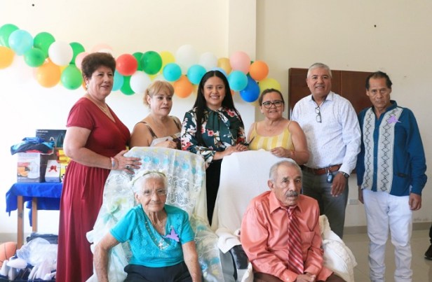03 Festejan al Adulto Mayor en su día el Gobierno Municipal y la asociación Raíces y Lazos  .jpeg