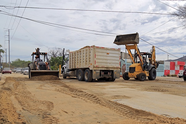 04 Servicios Públicos continúa con la rehabilitación de calles tras el paso de la tormenta “Ivo”.