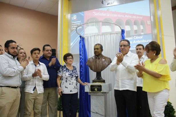 develación-busto- UABCS (1).JPG