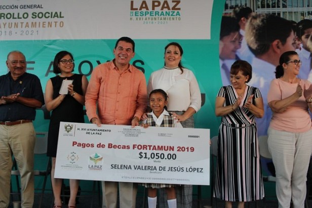 EVENTO ENTREGA DE BECAS (1).jpeg