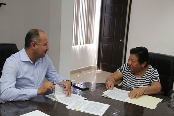 Firman convenio para la electrificación de la colonia Aguilar3