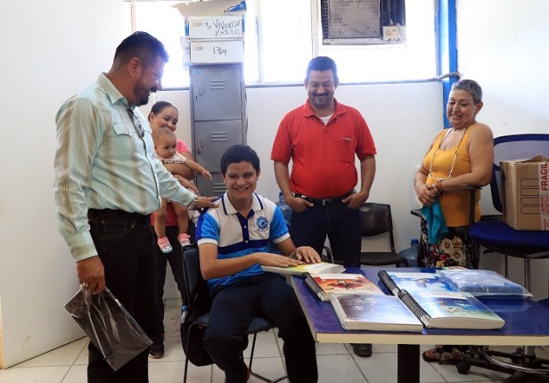 02 Gobierno Municipal entrega material braile para optimizar estudios de joven con discapacidad.JPG