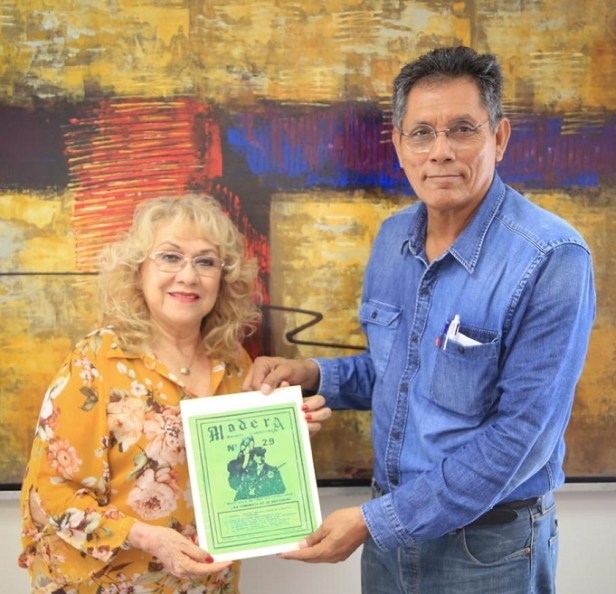 05 Entrega Regidora Isabel Castro acervo cultural de la Revista Madera al Sistema Institucional de Archivos.jpeg