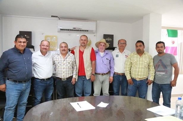 Alcalde Walter Valenzuela en busca de mejores alternativas para los productores en Comondú.jpg