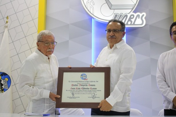 Doctorado-Honoris-Causa (1)-.JPG