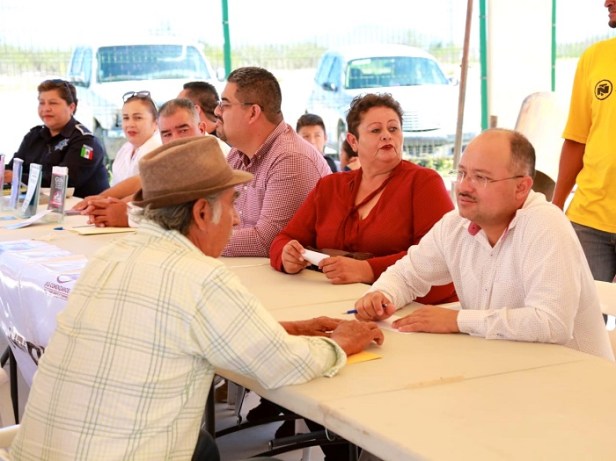 Dr. Walter Valenzuela encabeza Jornada Social en La Poza Grande2.jpg
