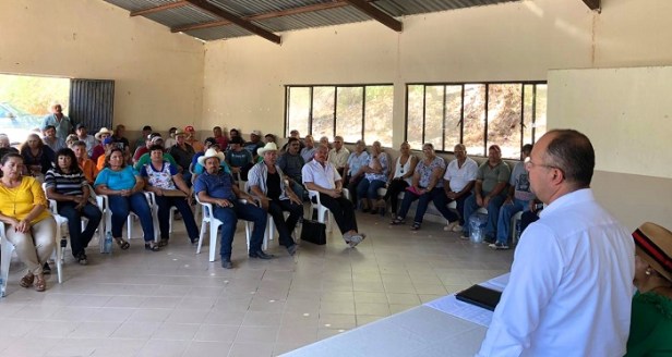 Se reúne alcalde Walter Valenzuela con ejidatarios de Cadejé.jpg