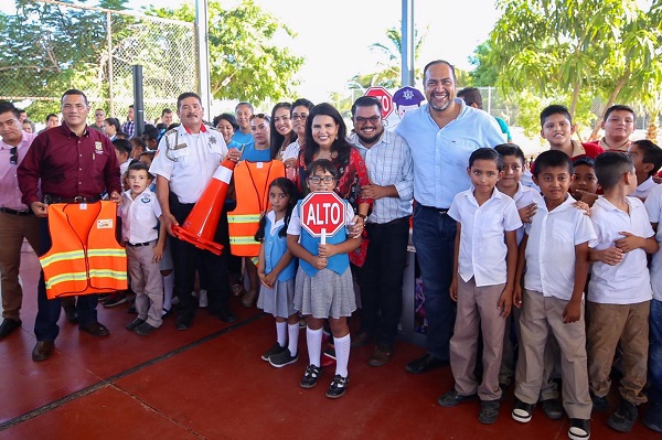 02 988 estudiantes cabeños más se benefician con programa “Alcaldesa Contigo y en tu Escuela”..