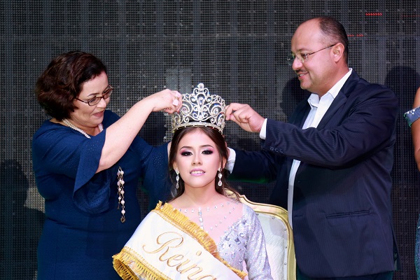 El Presidente Municipal Dr. Walter Valenzuela Acosta y su esposa la maestra Claudia González Armenta, coronaron a Bianca I como reina del 64 Aniversario de Fundación de Ciudad Insurgentes