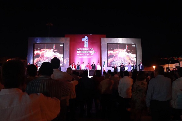 02 Ante miles de personas, la plaza pública Antonio Mijares fue sede del Primer Informe de Gobierno de la presidenta municipal Armida Castro.