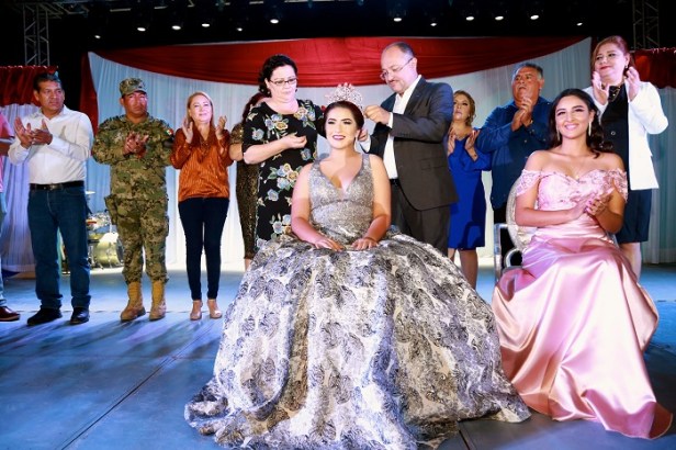 Alcalde Walter Valenzuela corona a Jannet I como reina de las fiestas Patronales de San Carlos Borromeo 2019.JPG