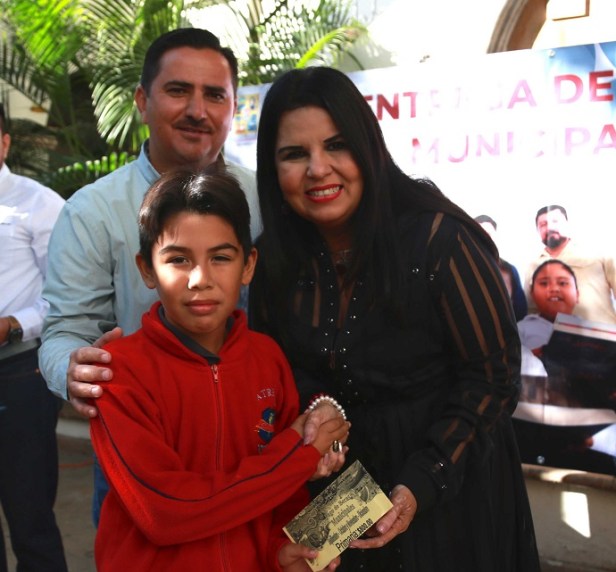 01 Cerca de 3 mil estudiantes se beneficiaron con el pago de becas municipales  .JPG