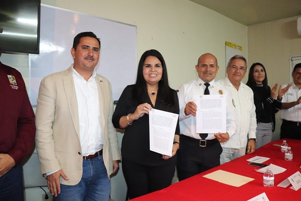01 Luego de 12 años de espera, logra alcaldesa un incremento salarial para Bomberos.