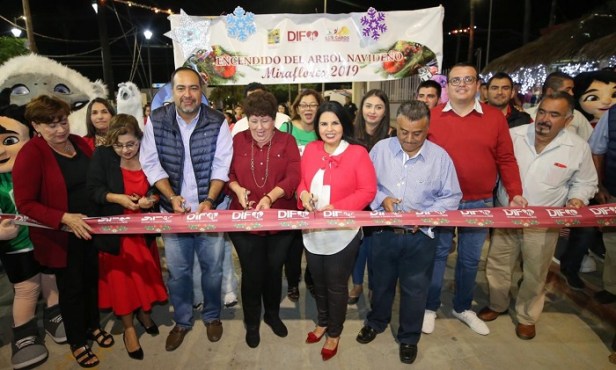 02 Con el corte de listón del Bazar y el encendido del Árbol Navideño, dan inicio las fiestas decembrinas en Miraflores .jpeg