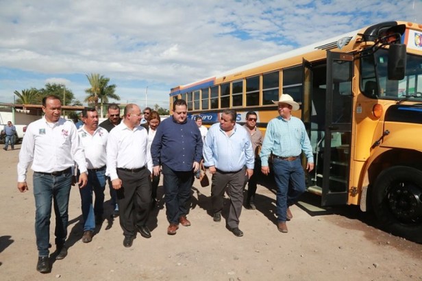 Walter Valenzuela acompaña al Gobernador Carlos Mendoza en su gira de trabajo por Comondú5.jpg