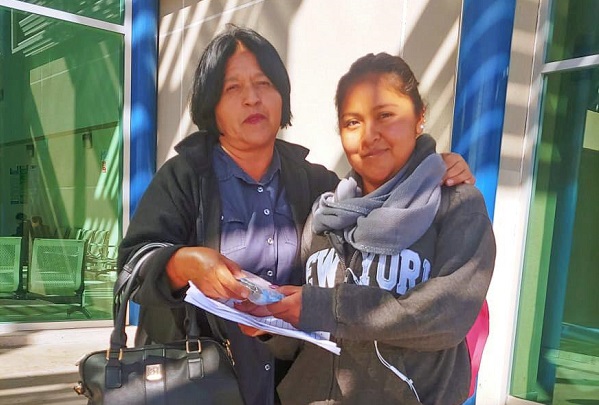 03 Entregan Servidores públicos apoyo económico a joven internada en el Hospital Salvatierra en la Ciudad de La Paz 2